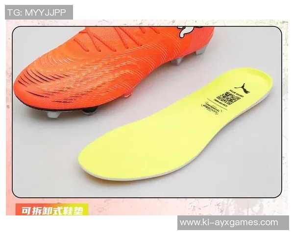 选择适合天然草场地的足球鞋类型与穿着技巧解析