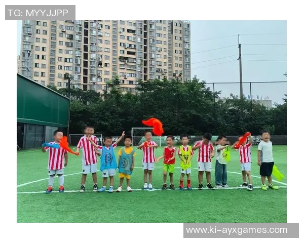 阳光下孩子们欢快踢足球的瞬间展现了青春活力与团队精神的完美结合